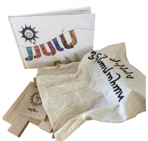 Տարոսիկ, գիրք և փայտե խաղ