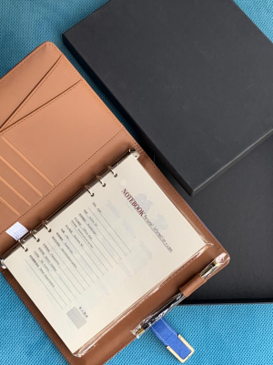 Մարտկոցով կապույտ նոթատետր